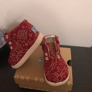 Toms baby booties size 4